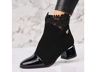 ✨ AKTUÁLNÍ nabídka! ✨ Tyhle černé kotníkové boty s krajkou, jemnou broží a lakovanými detaily jsou naprostá elegance sama....